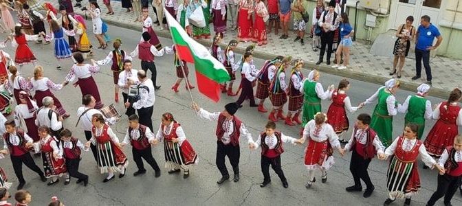 Наш дълг е да предадем на децата българските фолклор и традиции, казва артистичният директор на Международния фестивал „Море от ритми“
